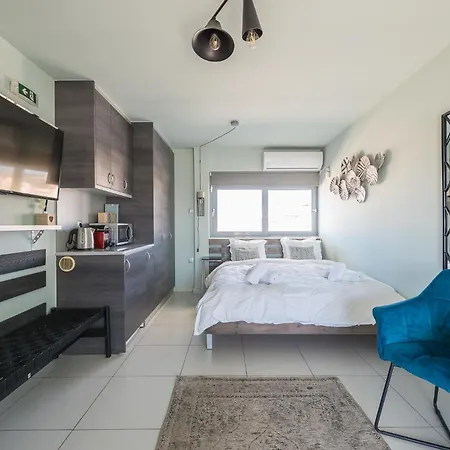 Acropolis View Mini Sky & Hot Tub Apartment