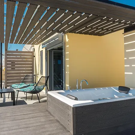 Acropolis View Mini Sky & Hot Tub Apartment *