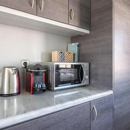 Acropolis View Mini Sky & Hot Tub Apartment